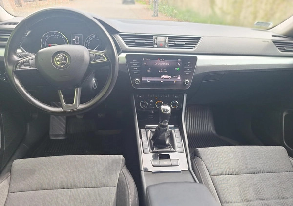 Skoda Superb cena 59900 przebieg: 220000, rok produkcji 2018 z Toruń małe 497